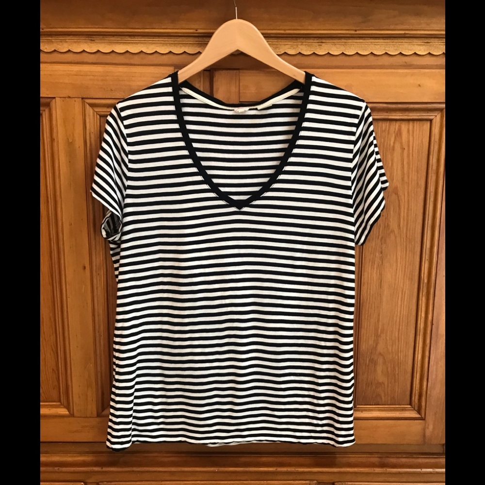 LEVI’s ❤️ Blck/Wht Striped T - XL - Womens - Exc